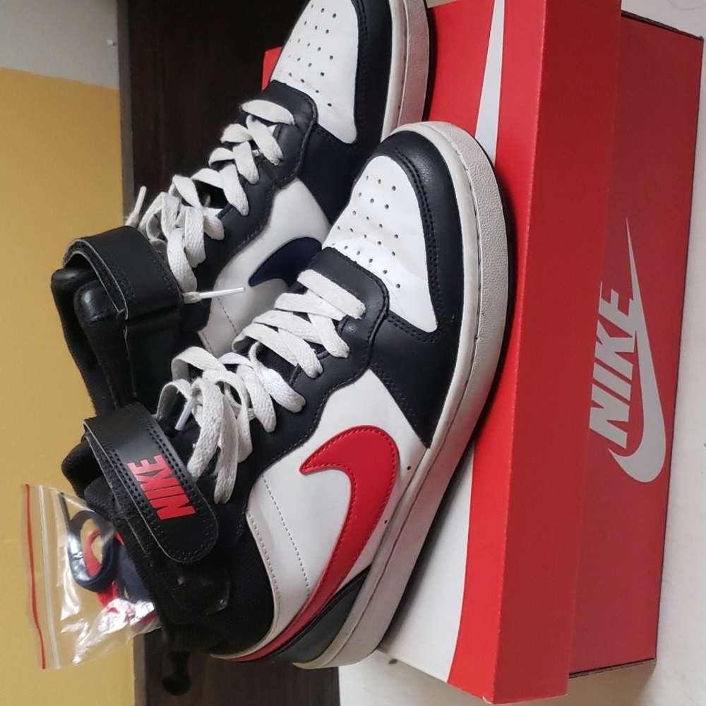 Nike Court Borough MID